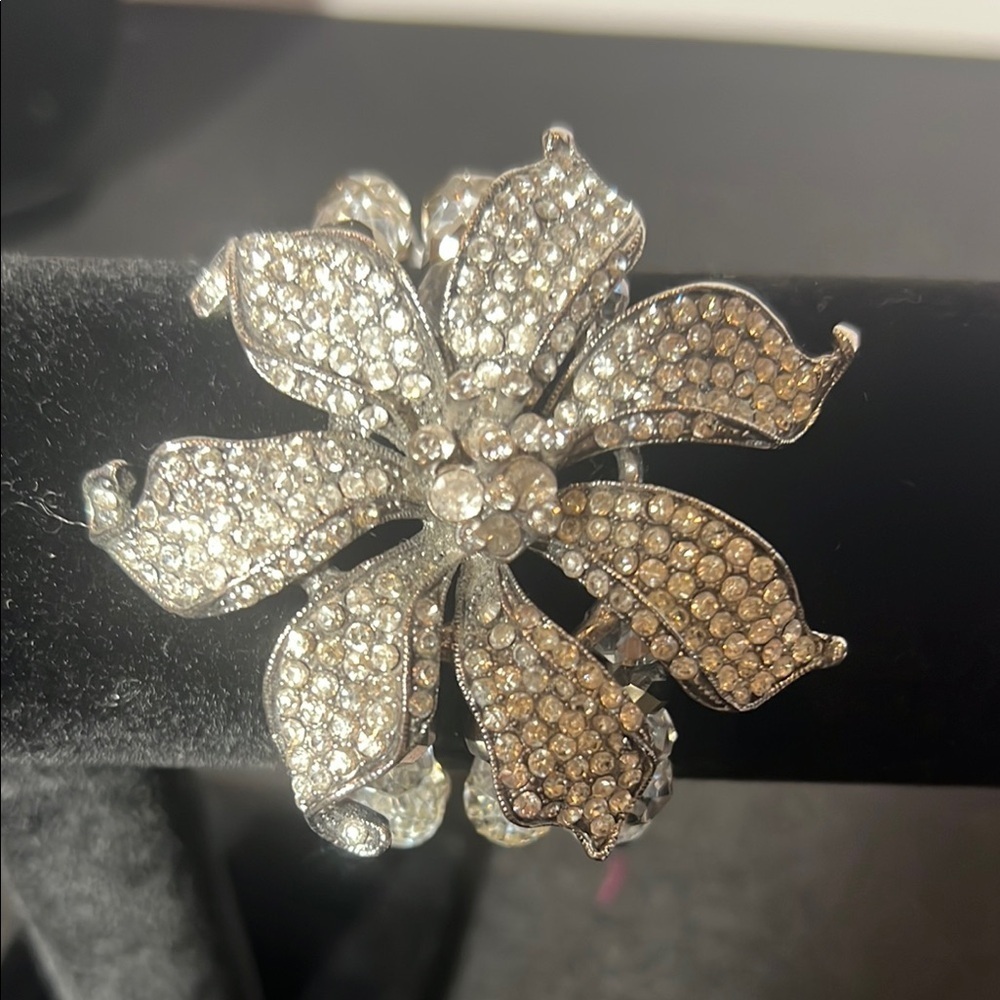 Elegant Silver Floral Crystal Bracelet. WA418
